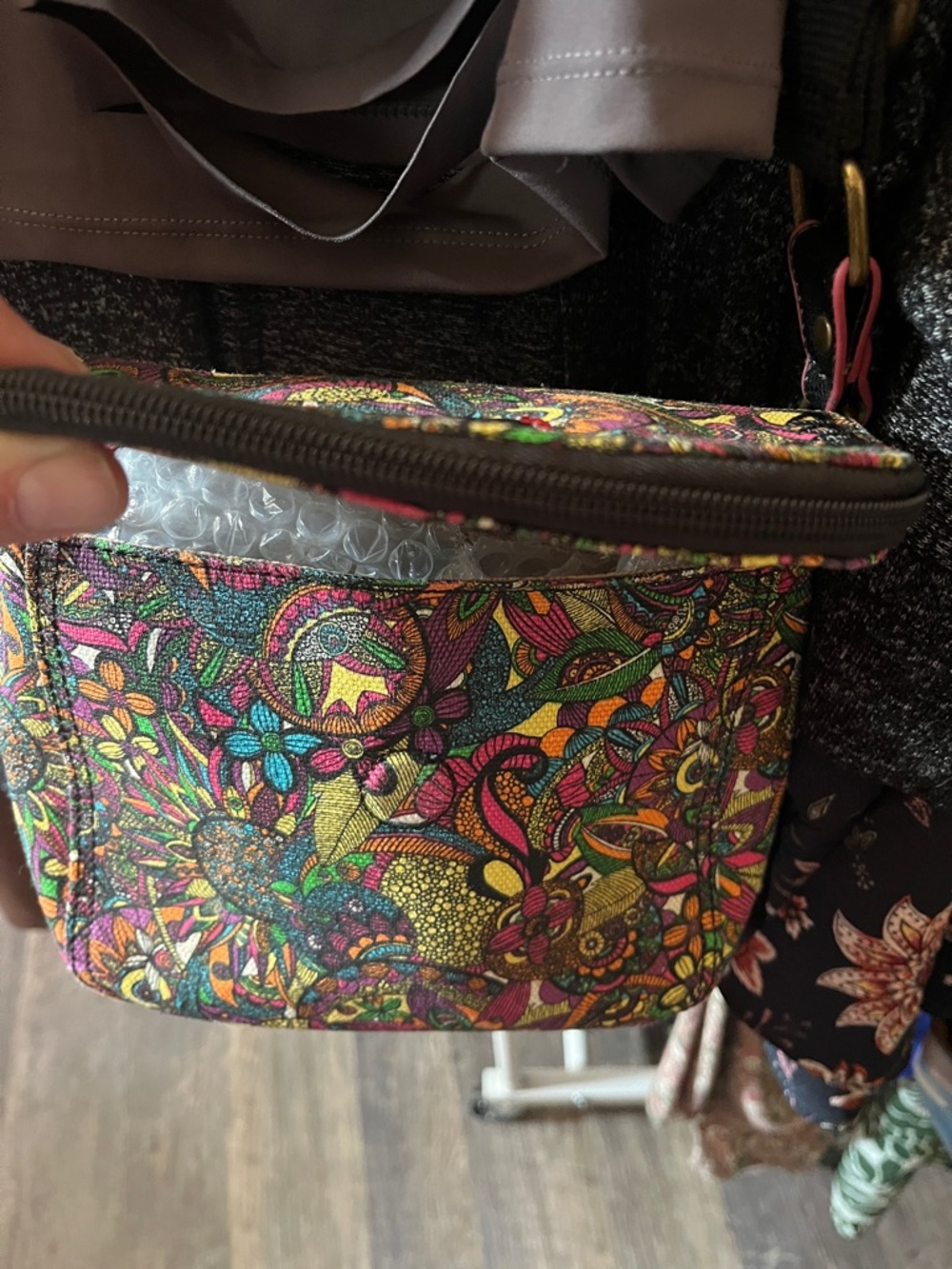 Sakroots Black-Strap Multicolor Floral Crossbody EUC fold over magnetic button - Picture 7 of 12